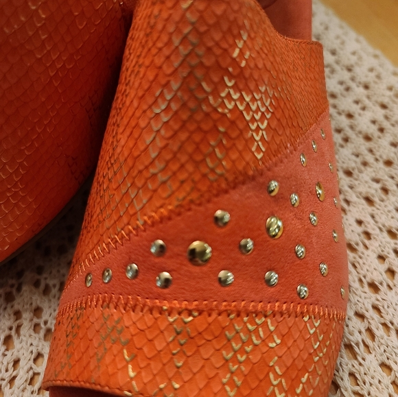 Joan Boyce NWT Coral Gold Studded Heeled Mules with Gold Mirror Heels Size 11M - Picture 3 of 8